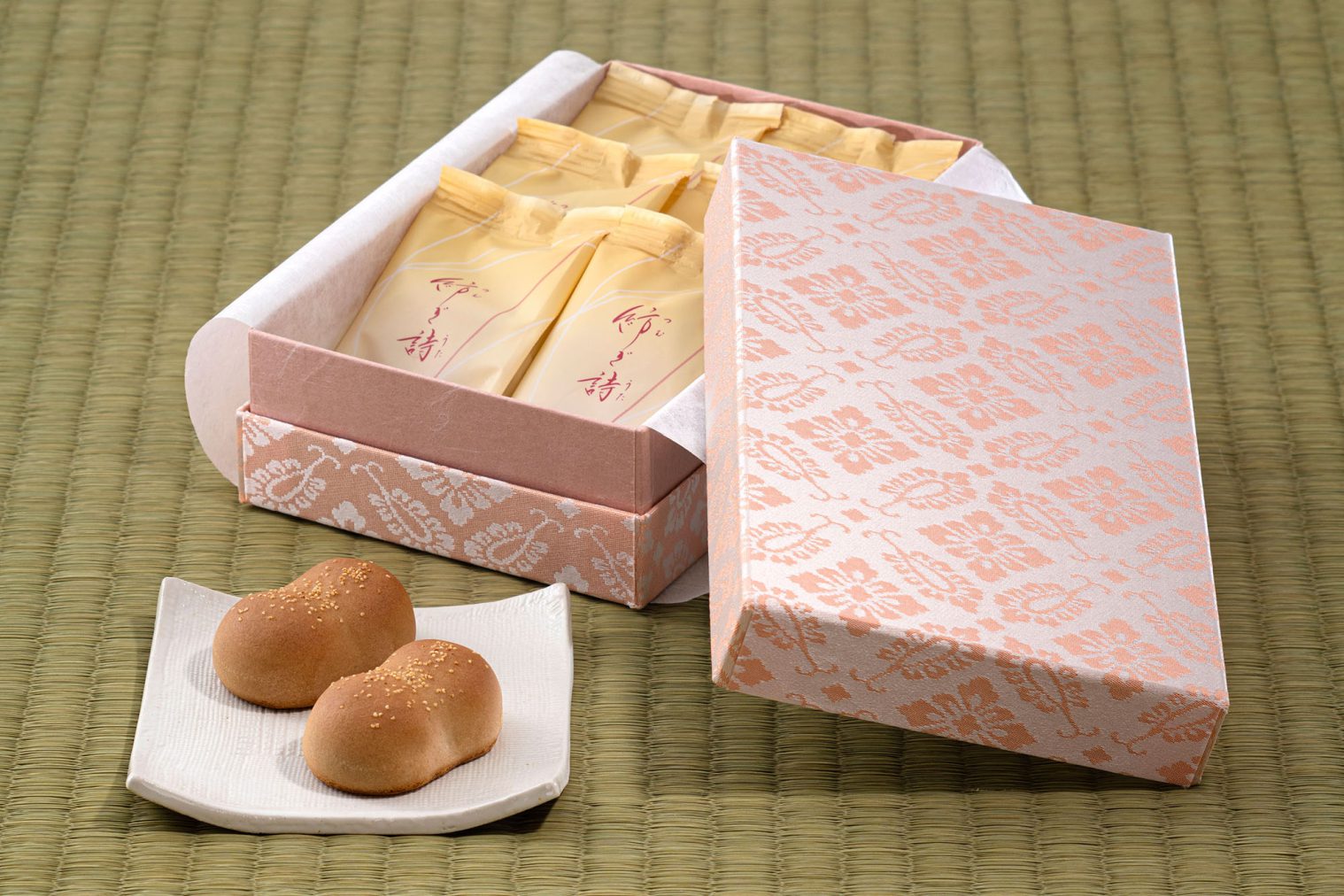 伝統の西陣織×誕生40周年の和菓子「紡ぎ詩」がコラボした、“こころを 